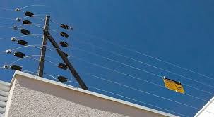 Cerca elétrica de alta tensão instalada no muro em SP